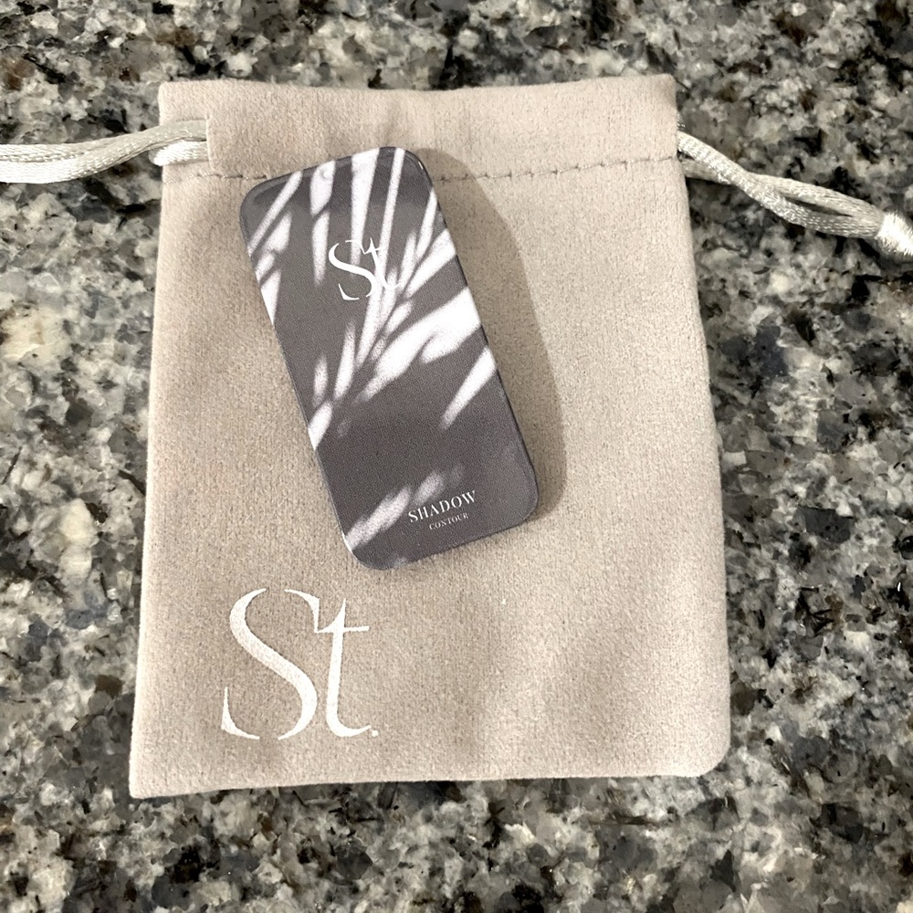 Seint IIID makeup. Contour- color Shadow